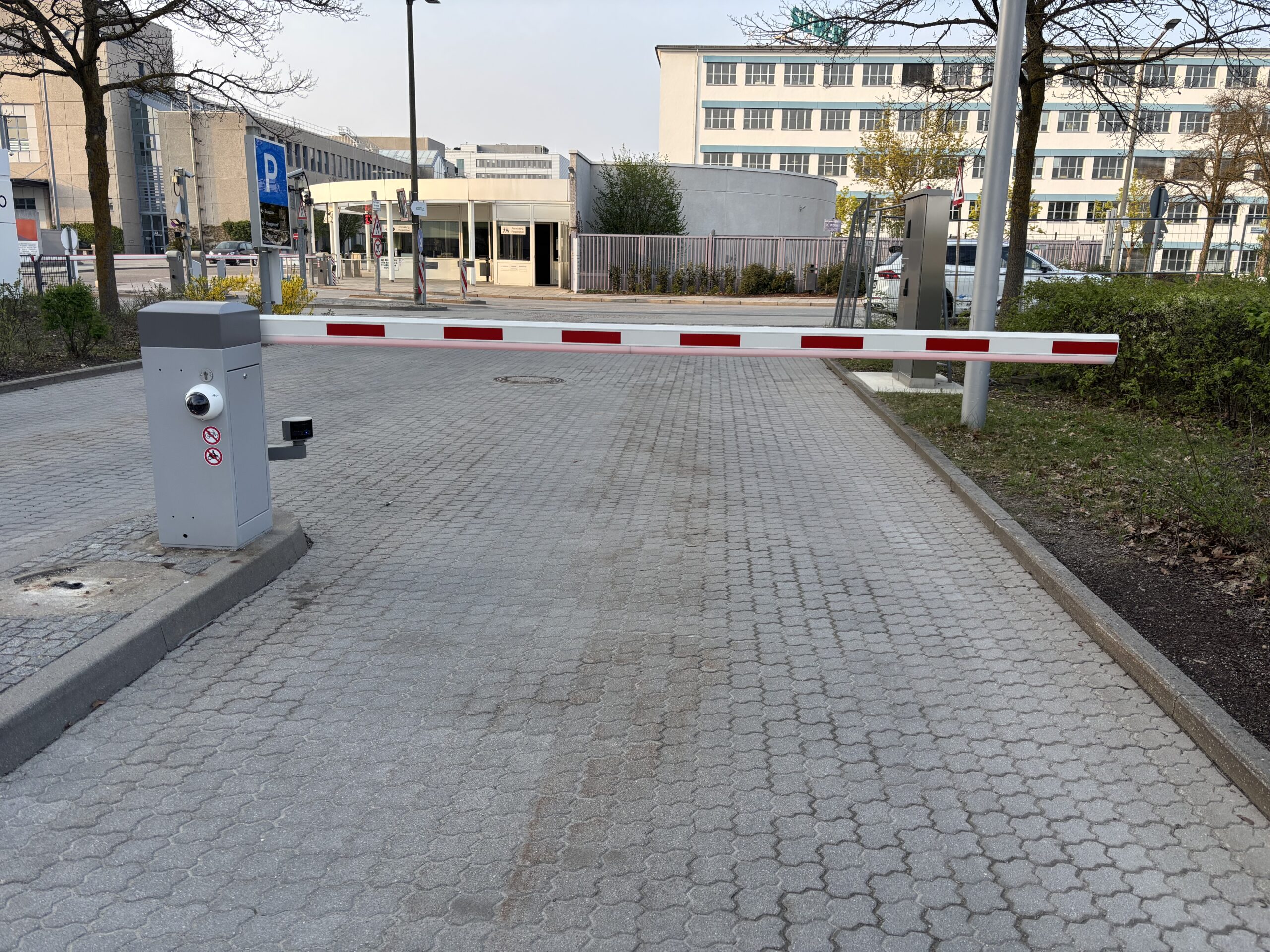 Bestehende Parkhaus-Schrankenanlage im Einsatz — Kandidat f&uuml;r LPR-Nachr&uuml;stung