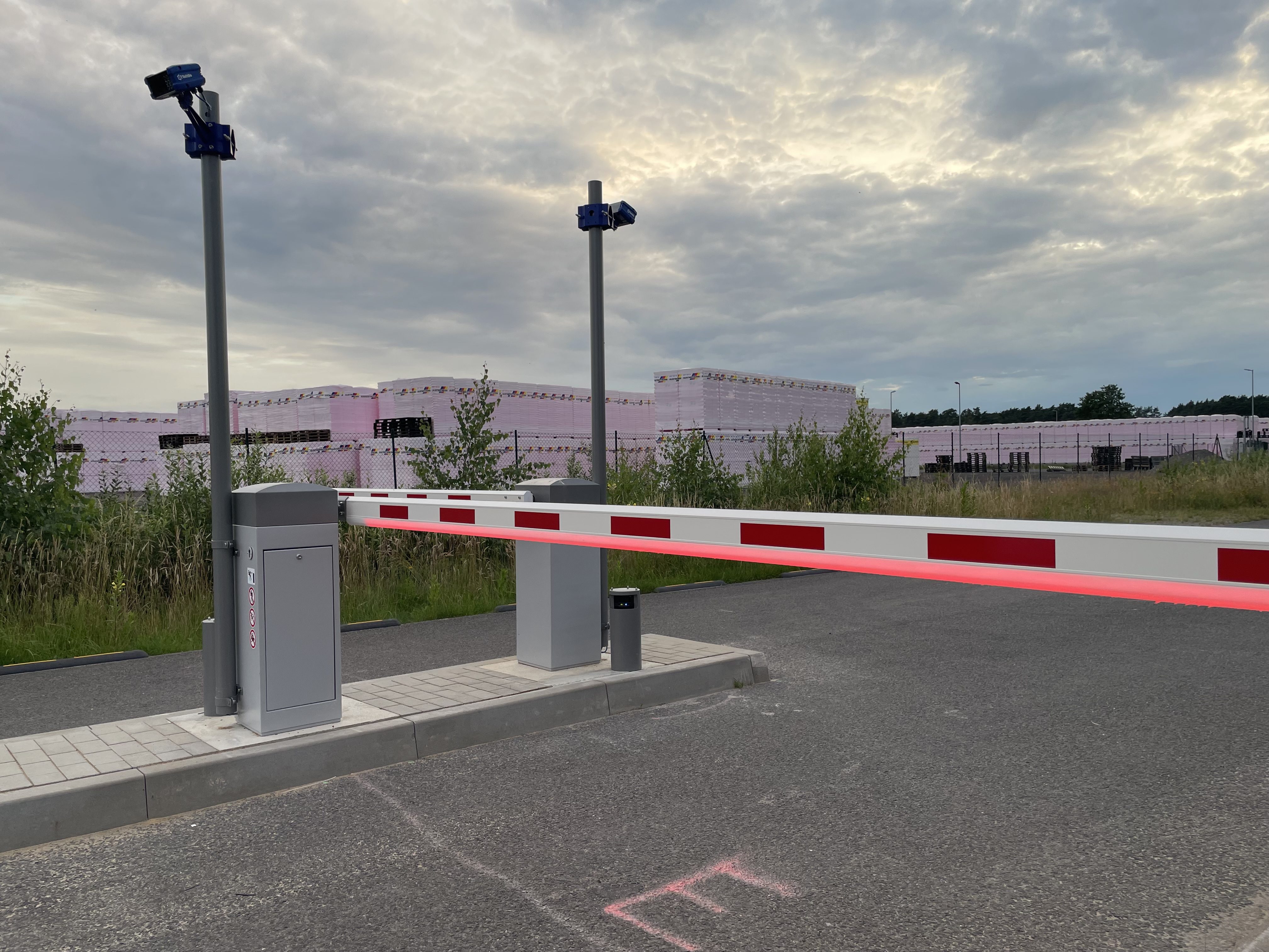 Neue Werkszufahrt mit QR-Code-Terminal