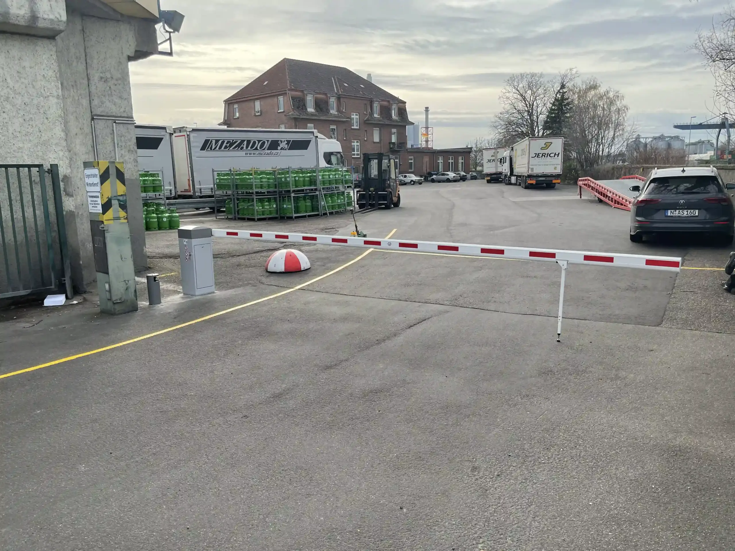 Veraltete Schrankenanlage am KUHG-Gelände in Karlsruhe