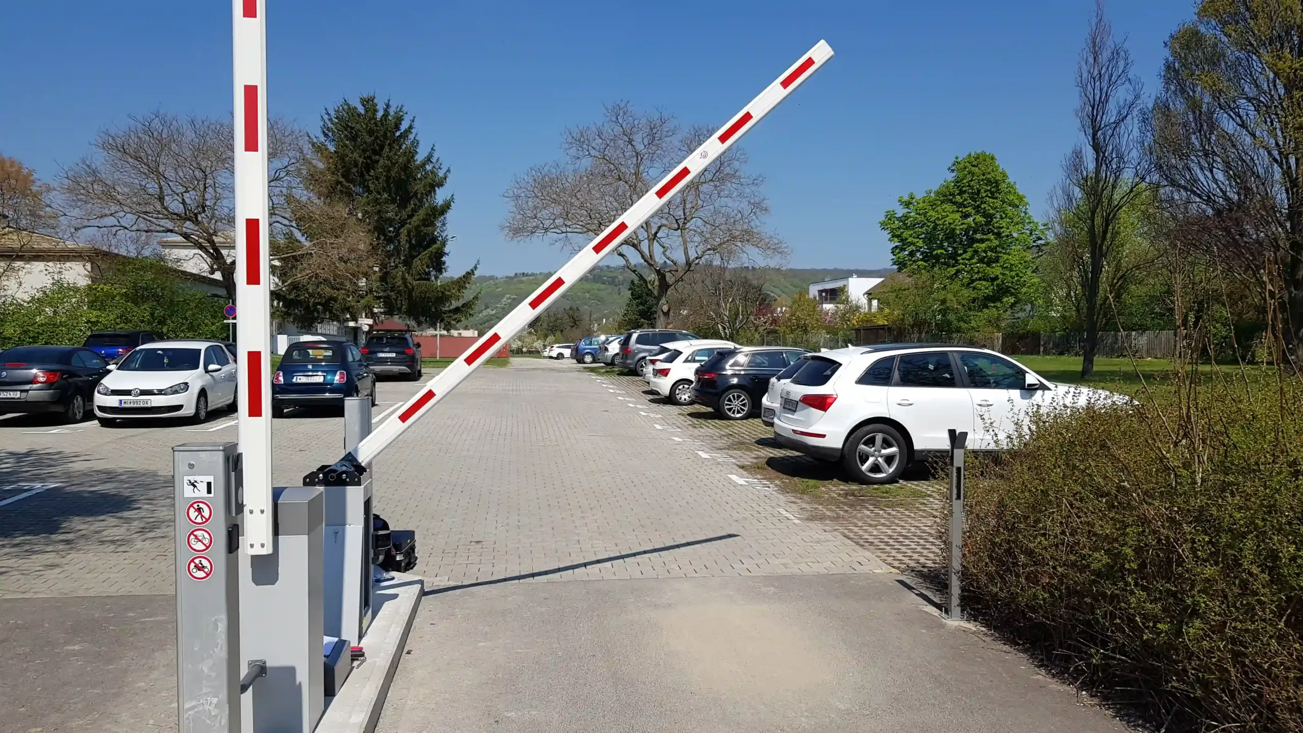 Schrankenanlage an einer Parkplatzzufahrt