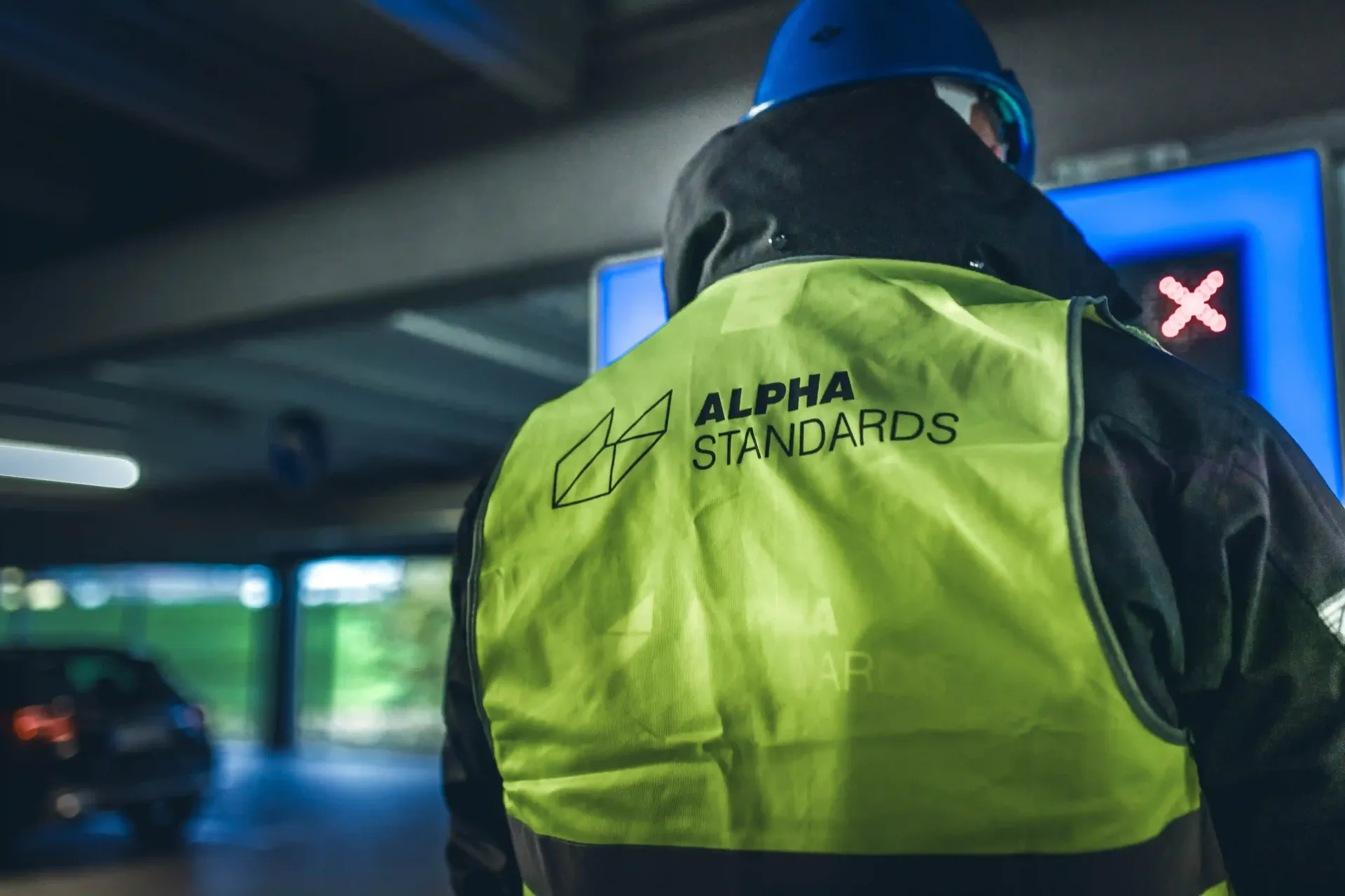 Servicetechniker bei der Wartung einer Schrankenanlage