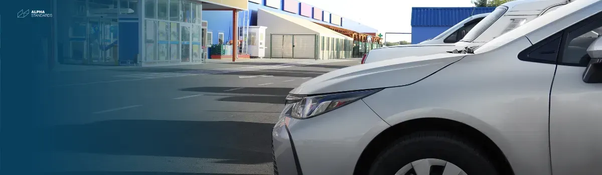 Supermarktparkplatz mit parkenden Autos