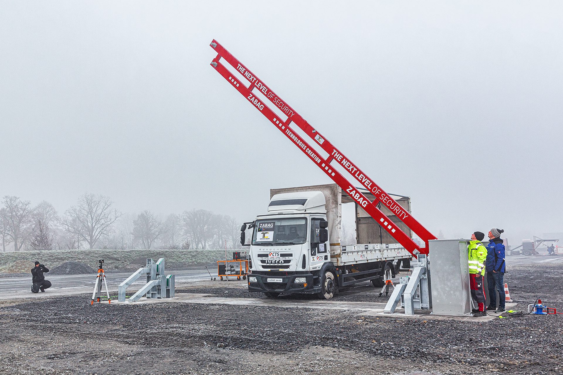 ZABAG Z-HSTS 8000 Hochsicherheitsschranke mit LKW vor Crashtest