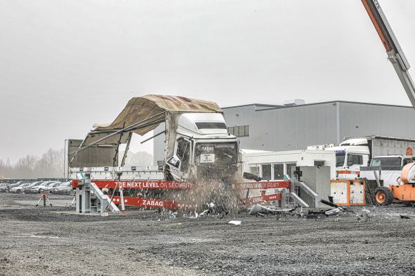 Crashtest – LKW prallt auf ZABAG Z-HSTS 8000 Hochsicherheitsschranke