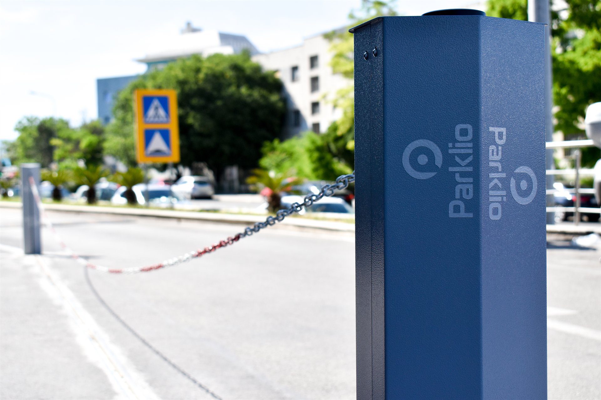 Kettenabsenker mit abgesenkter Kette an einer städtischen Zufahrt