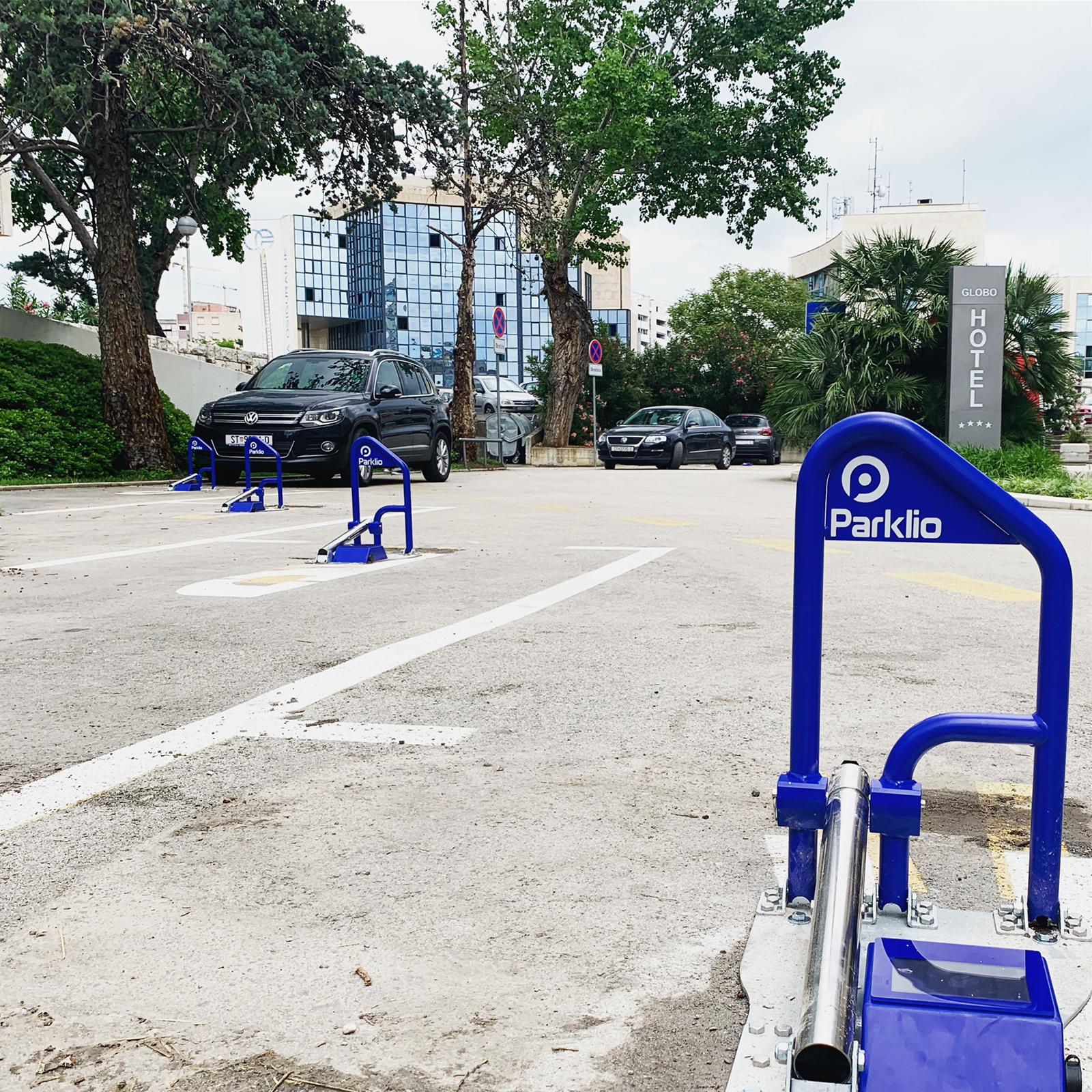 Reservierte Stellplätze mit Parklio Parkbügeln auf einem Hotelparkplatz