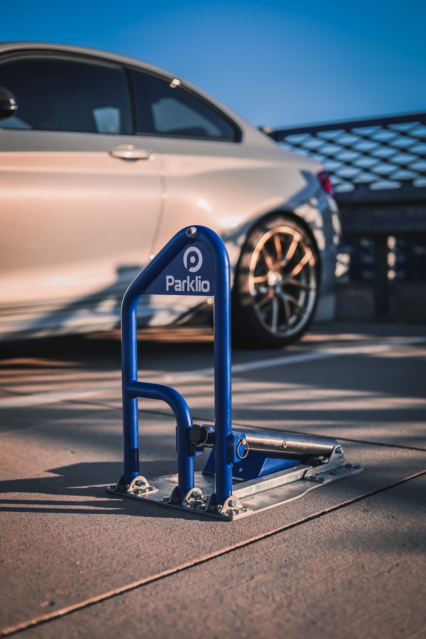Montierter Parklio Parkbügel neben einem geparkten Fahrzeug