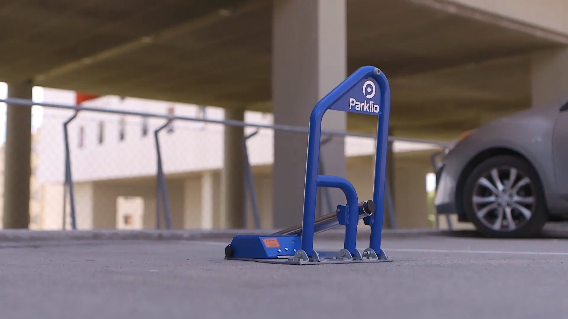Aufgestellter Parklio Parkbügel auf einem Stellplatz im Parkhaus