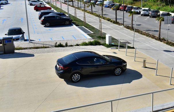 Poller an der Zufahrt eines bewirtschafteten Parkplatzes